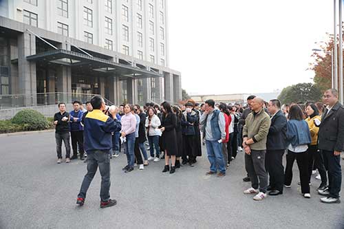 開展(zhan)應急演練  強化應急安(an)全處置能(néng)力(li)——上海創力(li)集(ji)團(tuán)開展(zhan)消防演習活動(dòng)(圖2)