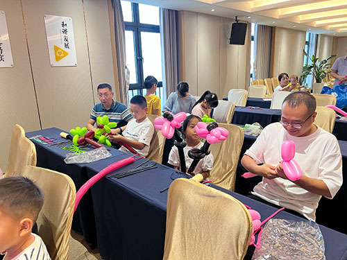 【月滿華誕 匠心傳(chuan)情】創力(li)集(ji)團(tuán)舉辦(bàn)“團(tuán)圓慶華誕”親子(zi)活動(dòng)​(圖4)