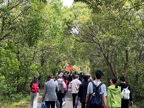 【登山(shān)望湖(hú) 走(zou)進(jin)春天】上海創力(li)集(ji)團(tuán)開展(zhan)2024年(nian)山(shān)野徒步活動(dòng)(圖4)